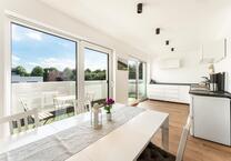 Modernes und möbliertes Penthouse mit Dachfenstern und Terrassen