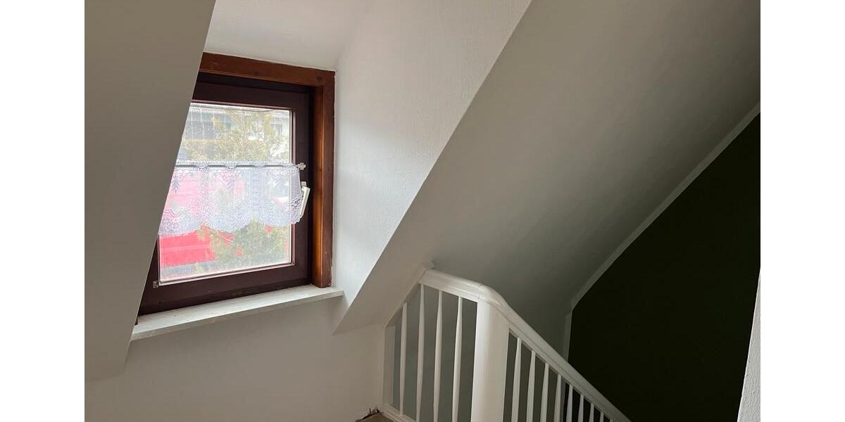 Freistehendes Einfamilienhaus mit großen Garten am Hang 4 zimmer