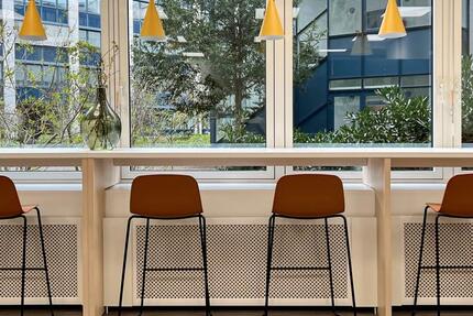 Unbegrenzter Zugang zu Arbeitsplätzen in Regus Atrium zimmer