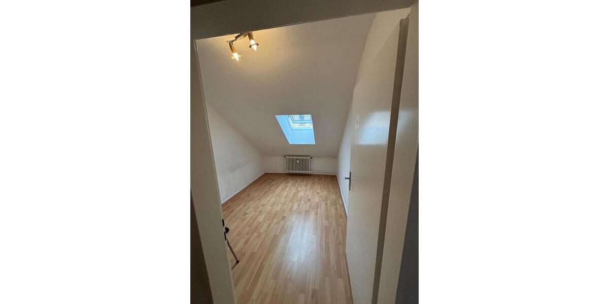 Dachgeschoßwohnung Kassel Fasanenhof - 26 Zimmer, 85 m&sup2;, 690&euro; | Angebot:25975715