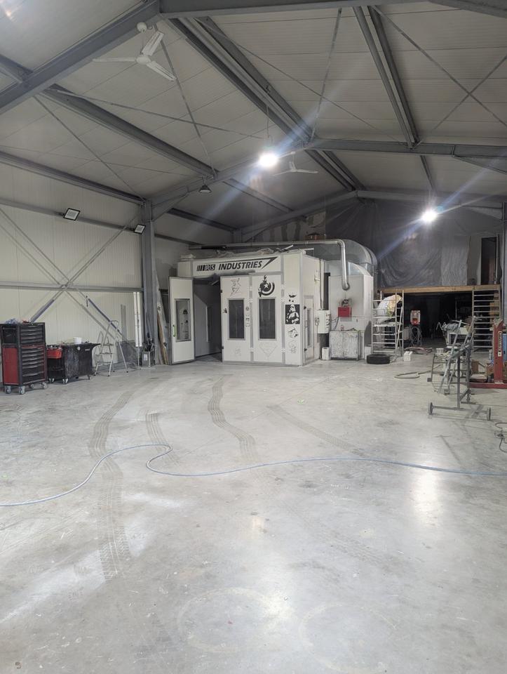 Gewerbehalle mit kompletter Lackieranlage zu vermieten