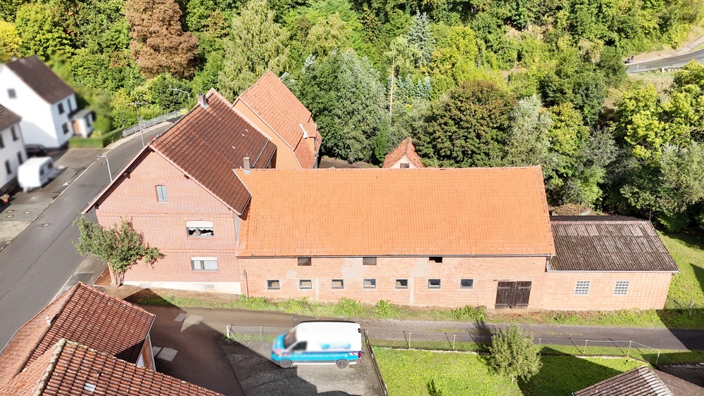 Großer Resthof mit 2 Fam.Haus, Stallungen, Scheune, Garagen & ca. 2.300m² Grundstück - Bauernhaus, Landhaus Wolfhagen | Angebot:26991162