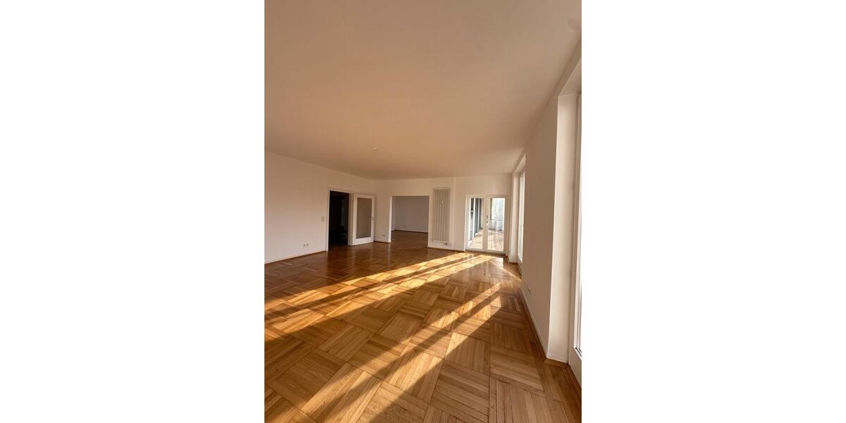 Große, lichtdurchflutete Wohnung - zentral & dennoch ruhig 5 zimmer