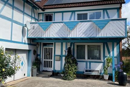 Charmantes zwei Familienhaus mit großem Grundstück und Bauland