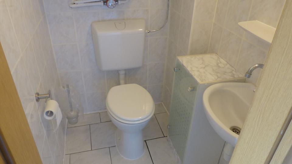 3 Zimmer und 2 Zimmer eine Wohnung auf 2 Etagen Plus Garage 5 zimmer