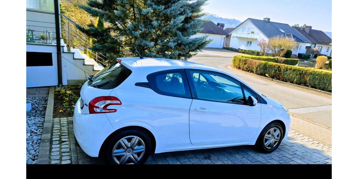 Peugeot 208 126.971 km 5.600 &euro; Witzenhausen 37213