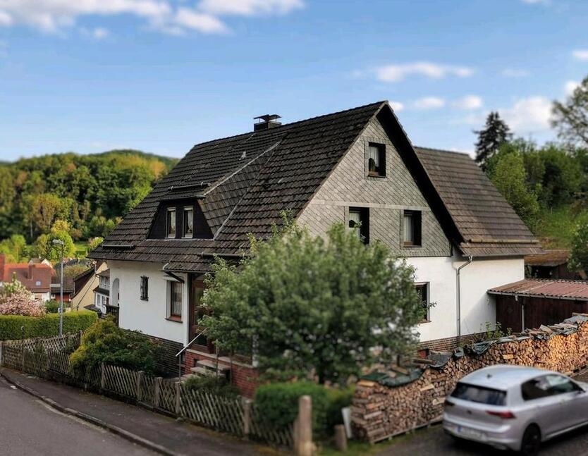Großes Einfamilienhaus: Panoramablick, Wintergarten, 4 Garagen...