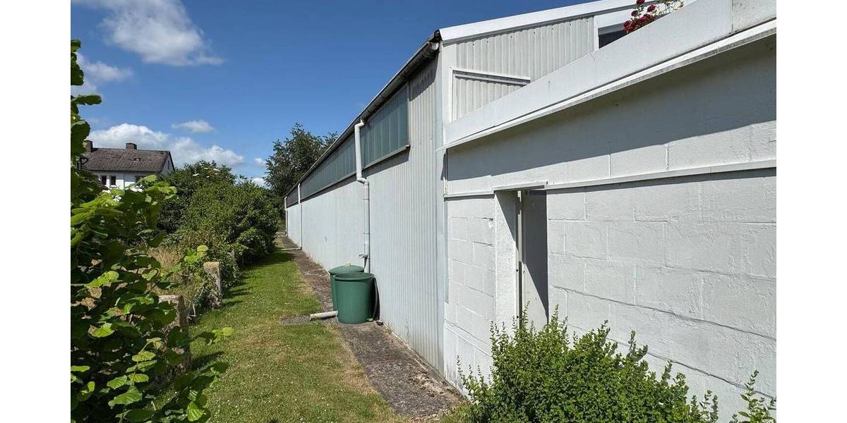 Betriebsgrundstück mit 3 Lagerhallen und einer Wohneinheit zu erwerben zimmer