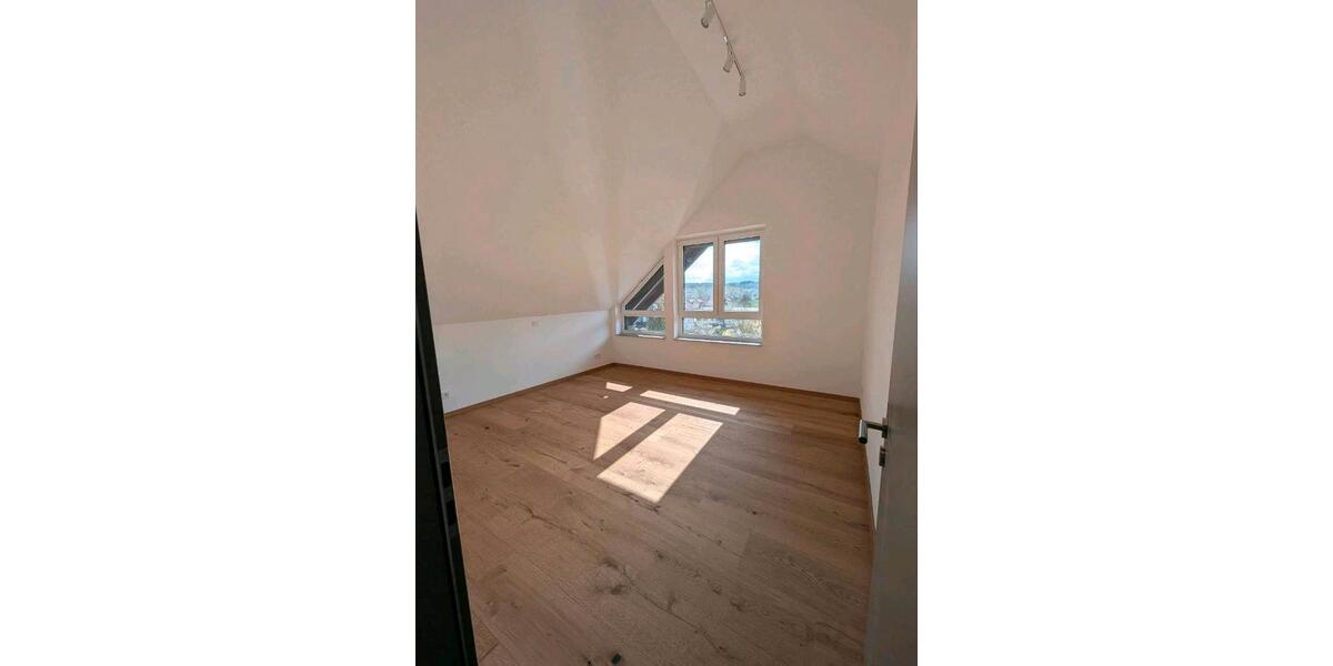 Dachgeschoßwohnung Bad Emstal - 4 Zimmer, 130 m&sup2;, 1.550&euro; | Angebot:26283672