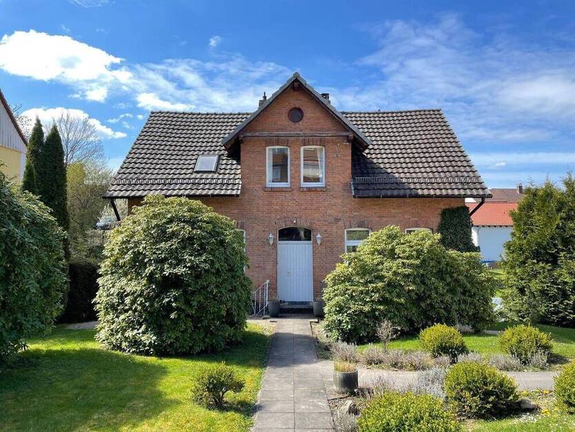Charmantes geräumiges Einfamilienhaus mit ca. 40 m² Südbalkon & Bachlauf in idyllischer Wohnlage