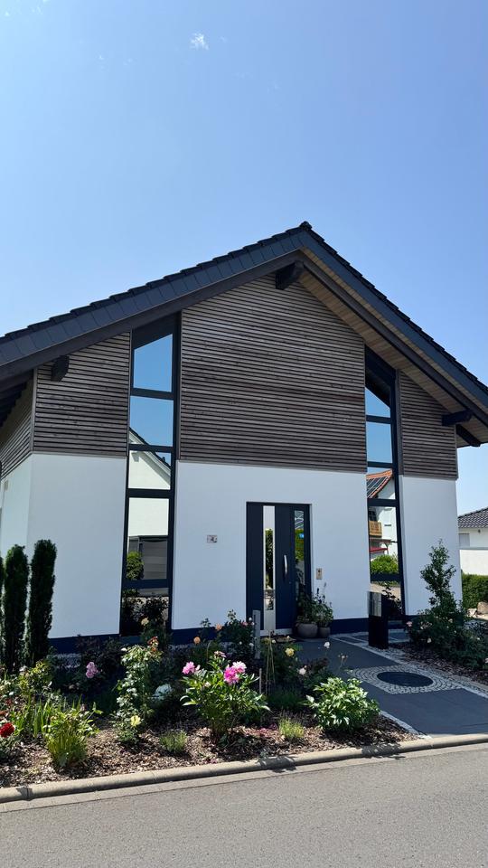 Teilmöbliert (optional vollmöbliert): Luxuriöses Haus in Habichtswald mit EBK