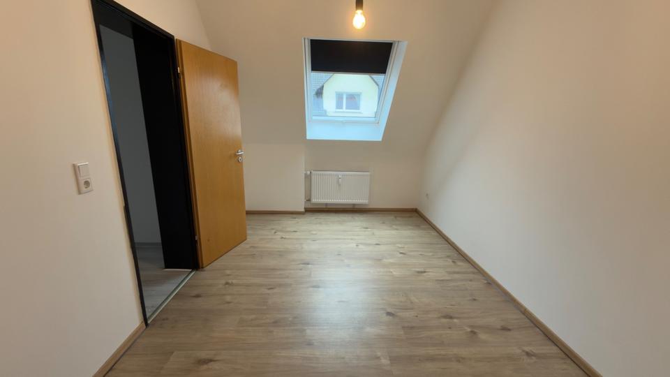 Dachgeschoßwohnung Kassel Niederzwehren - 4 Zimmer, 90 m&sup2;, 980&euro; | Angebot:23653735