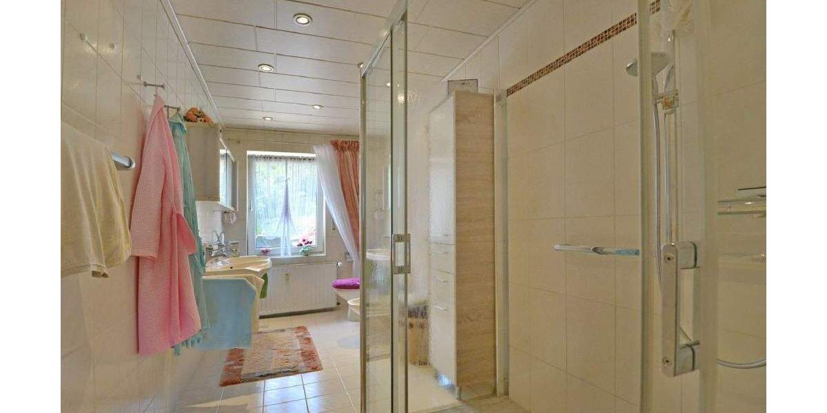 Interessante Wohn-und Gewerbeimmobilie mit viel Fläche, innen wie außen zimmer