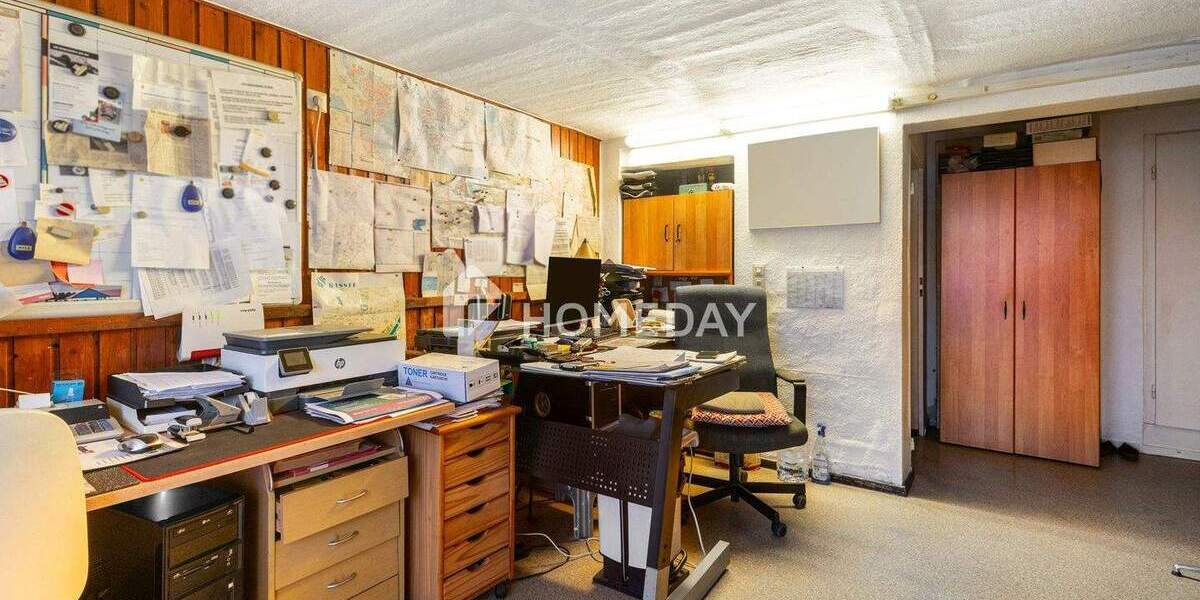 Einfamilienhaus mit zwei Wohnbereichen, großer Garage und BüroGewerbefläche 7 zimmer