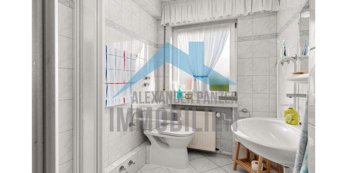 Großzügiges Zweifamilienhaus mit viel Platz in zentraler Lage von Lohfelden! 7 zimmer