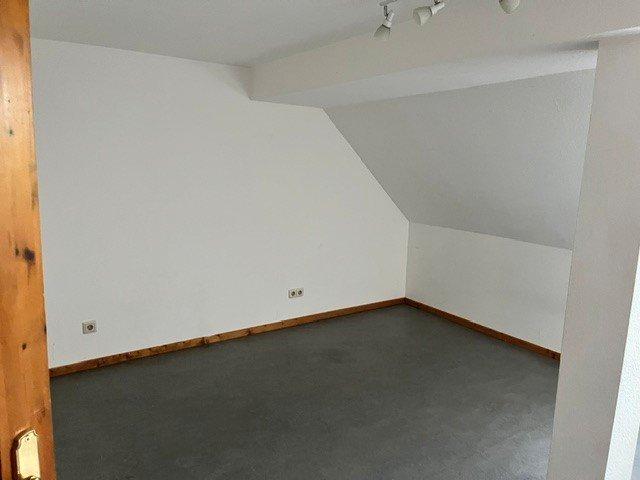 Dachgeschoßwohnung Lohfelden - 4 Zimmer, 135 m&sup2;, 1.350&euro; | Angebot:26663717